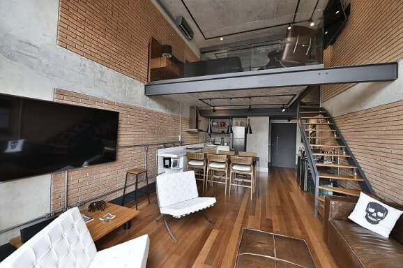 10. Лофт с мезонином с гостиной и кухней на первом этаже и спальней наверху. Фото: Карла Куоно