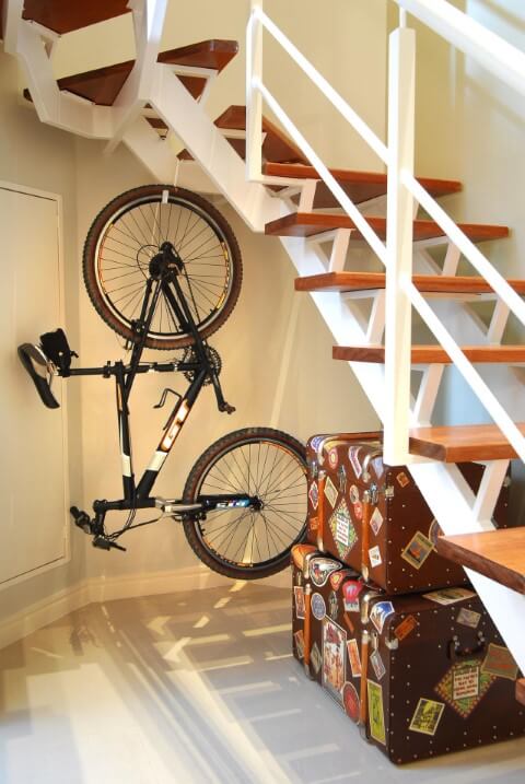 18. Вы можете использовать пространство под лестницей, чтобы положить свой велосипед, например. Фото: Флавия Портела