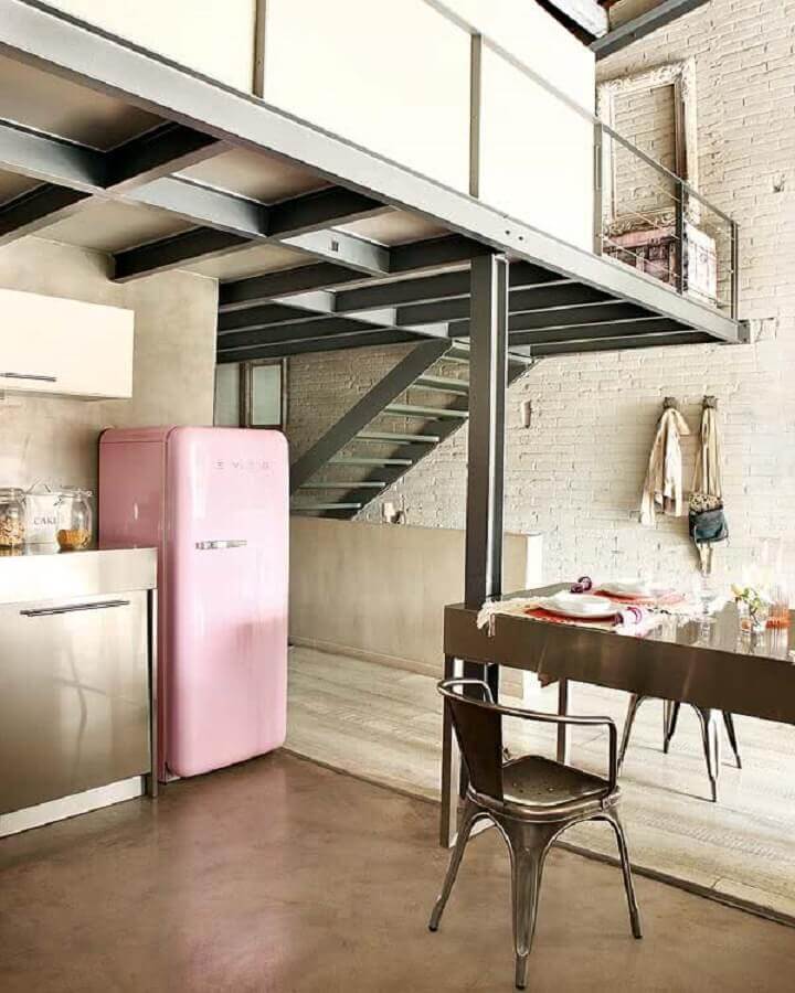 76. Промышленный лофт, украшенный розовым холодильником
