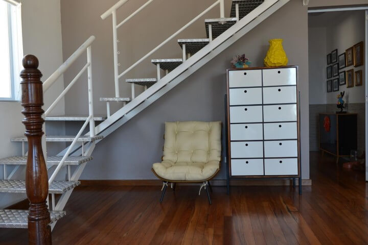 13. Железная лестница с мебелью под пролет. Projeto de Desmobilia