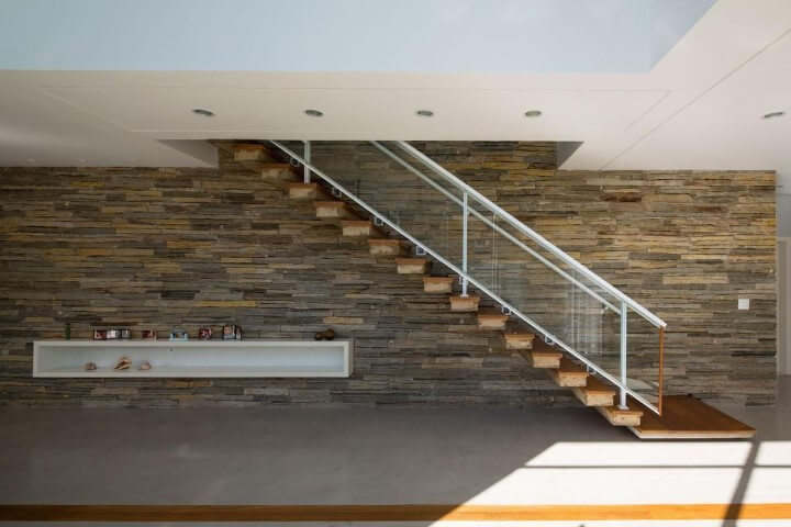 8. Металлические перила и перила контрастируют с деревянными ступенями. Jaa Architects Project