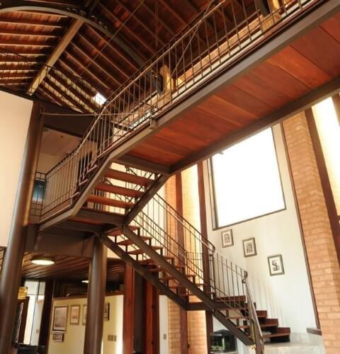 35. Деревянные модели лестниц могут выглядеть как изысканно, так и очень брутально, по-ковбойски. Проект Ренато Пиньейру