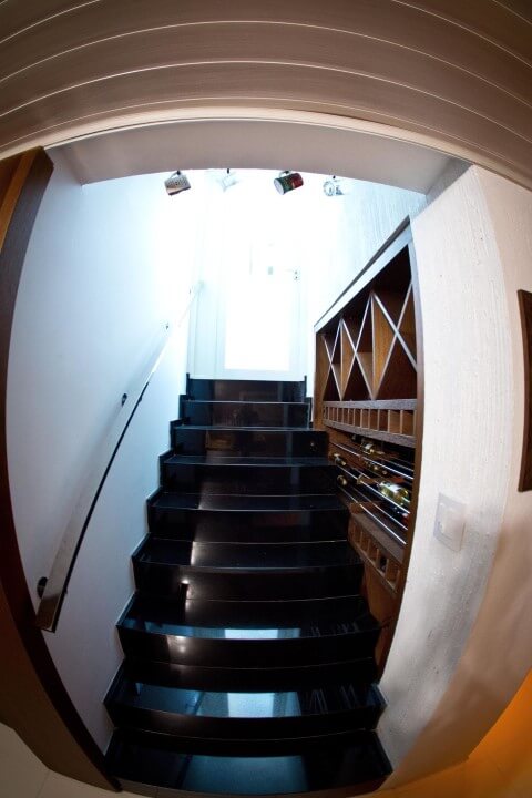 55. Черная прямая лестница. Projeto de Inova Arquitetura