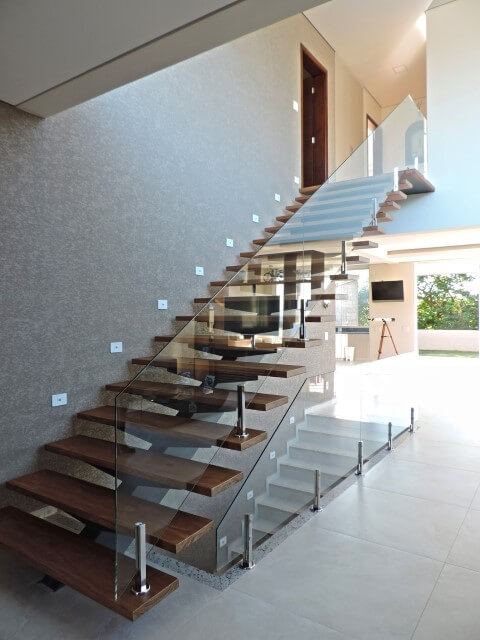 59. Прямая лестница с центральной поддержкой и стеклянными перилами. Архитектурный проект острова