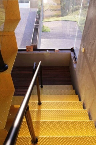 63. Модели металлических лестниц смотрятся очень современно. Проект Флавия Медина