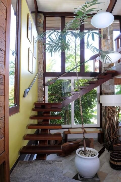 73. Г-образная деревянная лестница с центральной поддержкой. Projeto de Urbano Studio
