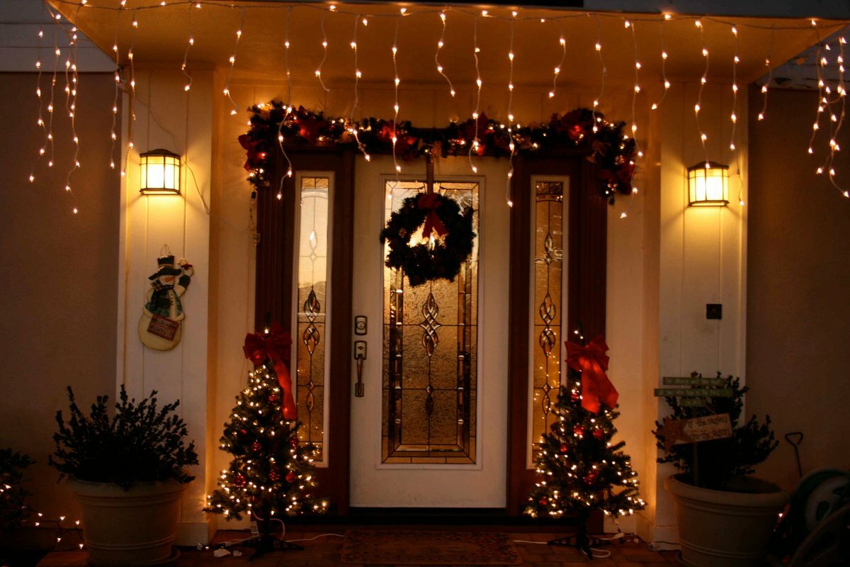 Рождественское освещение придает атмосферу уюта, праздника и волшебства